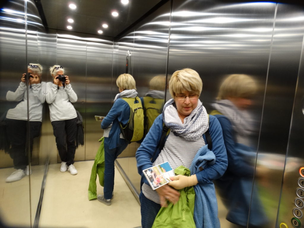 Birgit und Heike im Fahrstuhl